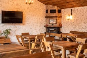 TV a/nebo společenská místnost v ubytování Thermal Camping Velingrad