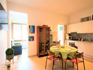 a kitchen and dining room with a table and chairs at APARTAMENTO ISAMAR in Calella