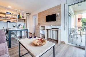 a kitchen with a table and a microwave at Apartamentos Astoria in Tarragona