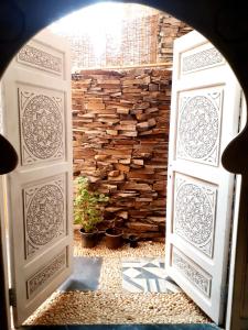 uma porta aberta que conduz a uma parede de pedra em Arabian Nights Pyramids Guesthouse no Cairo