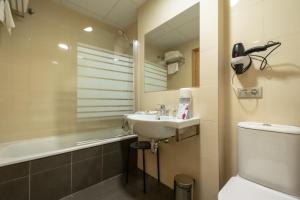Koupelna v ubytování Hotel Abades Via Norte