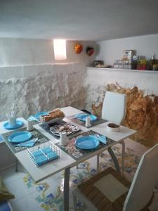 un tavolo con piatti di cibo sopra di B&B Milena a Sava