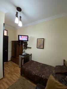 Telewizja i/lub zestaw kina domowego w obiekcie Gis Guest House