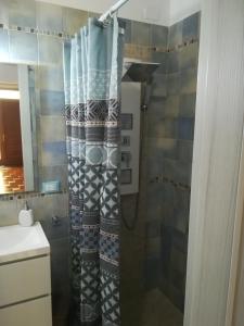 La salle de bains est pourvue d'une douche avec rideau de douche. dans l'établissement B&B Milena, à Sava