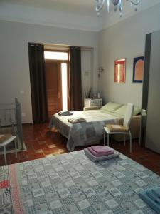 - une chambre avec un lit et un tapis au sol dans l'établissement B&B Milena, à Sava