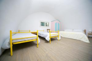 een kamer met twee bedden en twee stoelen bij Masseria Nanni in Gallipoli