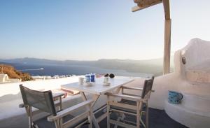 アクロティリにあるJoy Houseのテーブルと椅子、海の景色を望むバルコニー