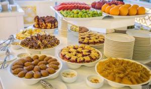 un buffet con muchos tipos diferentes de comida en una mesa en Kobuleti Pearl Of Sea Hotel & Spa, en Kobuleti
