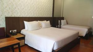 Postel nebo postele na pokoji v ubytování Aonang Hill Krabi-SHA Extra Plus