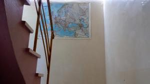 un corridoio con una mappa sul muro di SAN REMO HOSTEL ad Atene