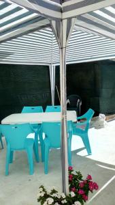 uma mesa azul e cadeiras debaixo de uma tenda em SAN REMO HOSTEL em Atenas