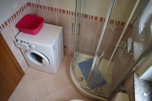 eine Duschkabine in einem Badezimmer mit einer roten Box darauf in der Unterkunft Apartment Eve in Klimno