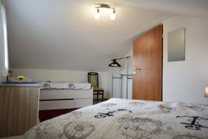 ein Schlafzimmer mit zwei Betten und einem Holzschrank in der Unterkunft Apartment Eve in Klimno