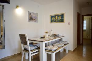 Zimmer mit einem Tisch, 2 Stühlen und einem Tisch in der Unterkunft Apartment Eve in Klimno