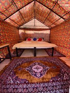 เตียงในห้องที่ Moustache Jaisalmer