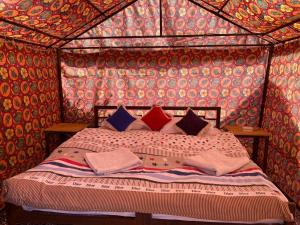 เตียงในห้องที่ Moustache Jaisalmer