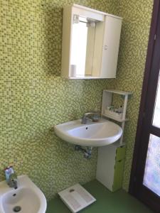 ein Badezimmer mit 2 Waschbecken und einem Spiegel in der Unterkunft Alghero Appartamento la Corbata in Alghero