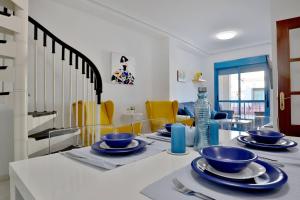 a dining room with a table with blue dishes on it at CONFORT CORDOBA CENTRO II in Córdoba
