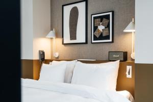 
a bedroom with a large bed and a large mirror at The Hunfeld in Utrecht
