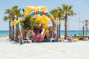 ラ・マタにあるApartament Annaのビーチの大型インフレータブル遊園地を利用できます。
