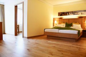 Posteľ alebo postele v izbe v ubytovaní Hotel Lärchenhof