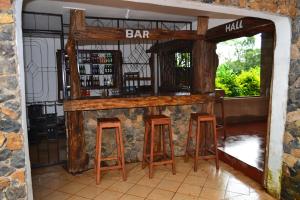 Lounge o bar area sa Serene Mountain Lodge
