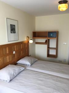 Una cama o camas en una habitación de Carels Kamers Texel