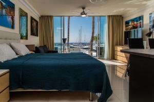 sypialnia z łóżkiem i widokiem na port w obiekcie First Line P. Banus Sleeps 4 w Marbelli