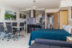 Kuchnia lub aneks kuchenny w obiekcie First Line P. Banus Sleeps 4