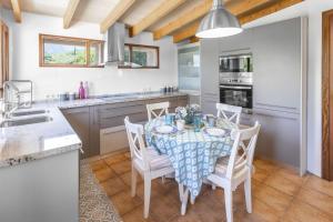 A kitchen or kitchenette at Sa Vinya de Son Bou