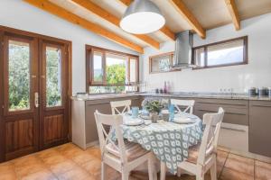 A kitchen or kitchenette at Sa Vinya de Son Bou