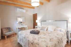 A bed or beds in a room at Sa Vinya de Son Bou Még 23 kép