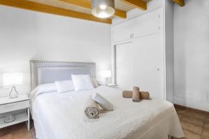 A bed or beds in a room at Sa Vinya de Son Bou