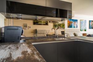 Kuchnia lub aneks kuchenny w obiekcie First Line P. Banus Sleeps 4