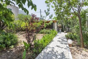 A garden outside Sa Vinya de Son Bou