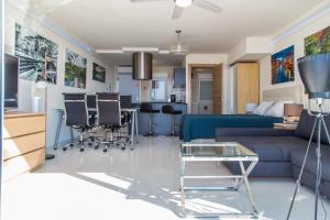 Telewizja i/lub zestaw kina domowego w obiekcie First Line P. Banus Sleeps 4
