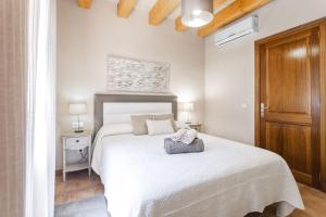 A bed or beds in a room at Sa Vinya de Son Bou