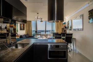 cocina con fregadero y sala de estar. en First Line P. Banus Sleeps 4 en Marbella