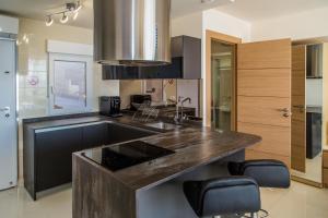 Kuchnia lub aneks kuchenny w obiekcie First Line P. Banus Sleeps 4