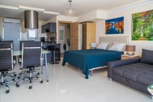 Kuchnia lub aneks kuchenny w obiekcie First Line P. Banus Sleeps 4