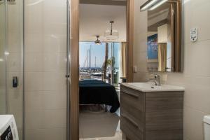 łazienka z umywalką i lustrem w obiekcie First Line P. Banus Sleeps 4 w Marbelli