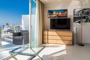 Televízia a/alebo spoločenská miestnosť v ubytovaní First Line P. Banus Sleeps 4