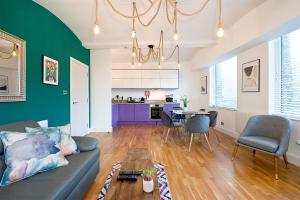 un soggiorno con divano e tavolo di Mulberry Flat 4 - Two bedroom 2nd floor by City Living London a Londra