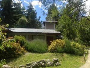 a small house in the middle of a yard at Los Abetos B&B 2 in El Bolsón