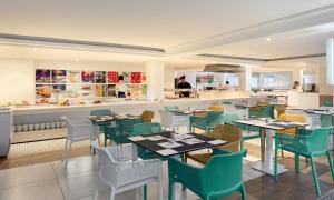 Reštaurácia alebo iné gastronomické zariadenie v ubytovaní Hotel Arena Beach