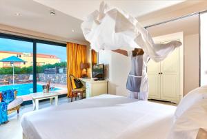 Vasia Resort & Spa内部或周边的泳池