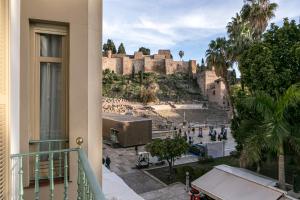 een balkon met uitzicht op de ruïnes van een kasteel bij Teatro Romano 7 & 8 in Málaga