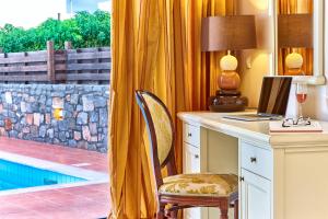 Vasia Resort & Spa内部或周边的泳池