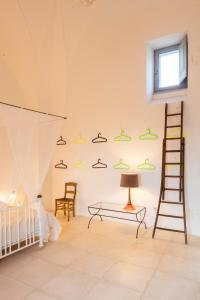 ein Schlafzimmer mit einem Bett und einer Leiter an der Wand in der Unterkunft Castle XVIII near sea in Gagliano del Capo