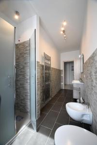 bagno con 2 lavandini, servizi igienici e doccia di Casa Roncalli a Foligno